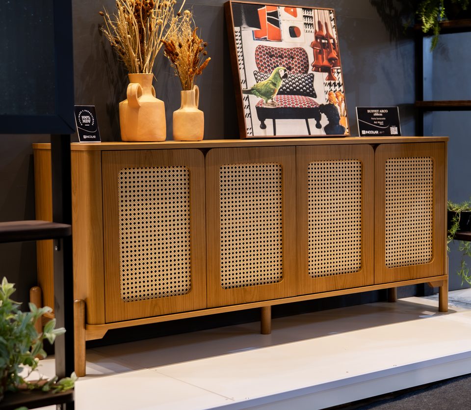 Buffet Arco da DecorLine, em madeira com portas de palha